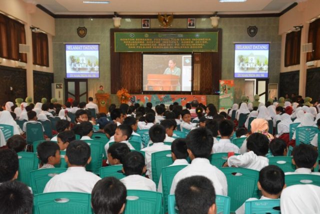 Para siswa-siswi di Bogor bersama-sama menonton Festival Film Sains