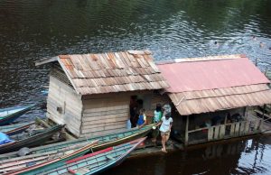 Aktifitas Pagi Warga Rumah Lanting