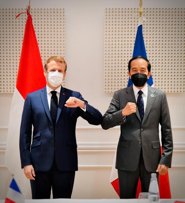 Presiden RI Joko Widodo dan Presiden Perancis Emmanuel Macron di KTT G20 Roma Italy