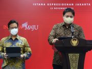 Menteri Koordinator (Menko) Bidang Perekonomian Airlangga Hartarto (kanan) dalam Konferensi Pers Pemberlakuan Pembatasan Kegiatan Masyarakat (PPKM) di Jakarta, Senin (15/11/2021) - setkab