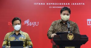 Menteri Koordinator (Menko) Bidang Perekonomian Airlangga Hartarto (kanan) dalam Konferensi Pers Pemberlakuan Pembatasan Kegiatan Masyarakat (PPKM) di Jakarta, Senin (15/11/2021) - setkab