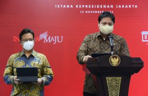 Menteri Koordinator (Menko) Bidang Perekonomian Airlangga Hartarto (kanan) dalam Konferensi Pers Pemberlakuan Pembatasan Kegiatan Masyarakat (PPKM) di Jakarta, Senin (15/11/2021) - setkab