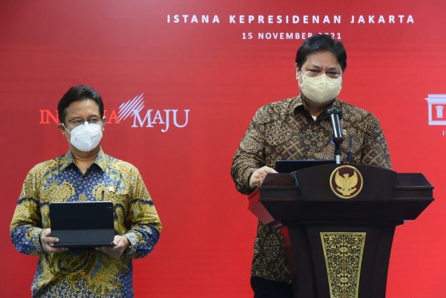 Menteri Koordinator (Menko) Bidang Perekonomian Airlangga Hartarto (kanan) dalam Konferensi Pers Pemberlakuan Pembatasan Kegiatan Masyarakat (PPKM) di Jakarta, Senin (15/11/2021) - setkab