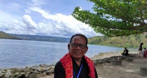 Maestro musik suku Karo Timbangen Pariangin-angin (69) di Festival Musik Tradisi Danau Toba, Sumatera Utara, beberapa waktu lalu. (ANTARA/Indriani)