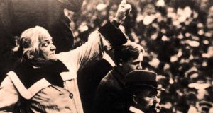 CLARA ZETKIN German Communist and Feminist at a political rally (1857 - 1933) - lemde