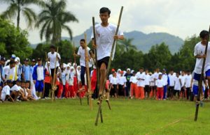 Keseruan bermain egrang - Tempo