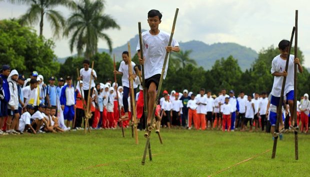 Keseruan bermain egrang - Tempo