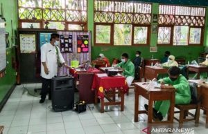 Arsip foto - Sejumlah siswa mengikuti Pembelajaran Tatap Muka (PTM) terbatas di SDN 3 Manggarai, Jakarta Selatan, Jumat (9/4/2021). ANTARA/Dewa Ketut Sudiarta Wiguna.