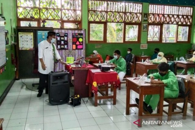 Arsip foto - Sejumlah siswa mengikuti Pembelajaran Tatap Muka (PTM) terbatas di SDN 3 Manggarai, Jakarta Selatan, Jumat (9/4/2021). ANTARA/Dewa Ketut Sudiarta Wiguna.