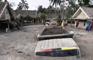 Beberapa korban erupsi Gunung Semeru sulit di evakuasi karena tertimun material letusan. - Antara