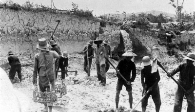 Buruh tambang timah saat berkerja di lokasi tambang di Belitung, 1930. Tropenmuseum of the Royal Tropical Institute (KIT)