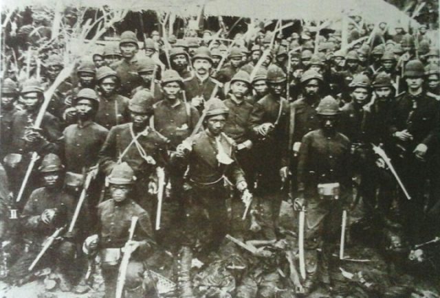 Pasukan Marsose Belanda alias Kolone Macan dalam perang Aceh [Repro: The Dutch Colonial War In Aceh]