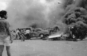 Asap membumbung dari kendaraan yang dibakar massa di kawasan Senen, Jakarta 15 Januari 1974 - Tempo