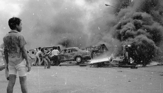 Asap membumbung dari kendaraan yang dibakar massa di kawasan Senen, Jakarta 15 Januari 1974 - Tempo