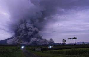 Gunung Semeru meletus dan mengeluarkan guguran awan panas pada Sabtu sore (04/12) - Antara