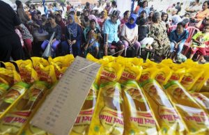 Ilustrasi masyarakat mengantre minyak goreng - Antara