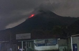 Awan panas guguran Merapi, asap tebal terpantau dari posko Ngrangkah, - Arif Prima (CEDAL).