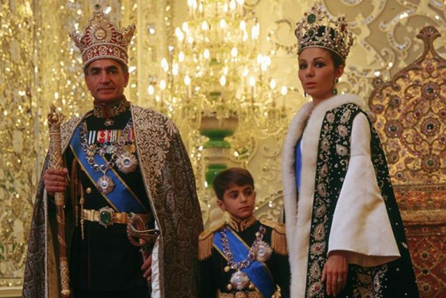 Mohammed Reza Shah Pahlavi, raja terakhir Iran bersama permaisuri.