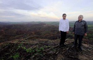 Presiden Joko Widodo bersama dengann Gubernur Kalimantan Timur Isran Noor, saat meninjau lokasi rencana ibu kota baru di Sepaku, Penajam Paser Utara, Kalimantan Timur, Selasa (17/12/2019). - Setpres