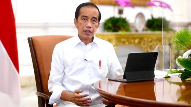 Presiden Joko Widodo memberikan keterangan terkait pasokan batu bara, LNG, dan harga minyak goreng di Istana Merdeka, Jakarta, pada Senin, 3 Januari 2022. Foto: BPMI Setpres