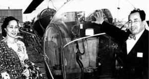 Ani Idrus bersama Mohammad Said saat diundang pemerintah dalam penyerahan helikopter buatan Amerika Serikat di Bandung pada 1957. Sumber: Waspada, 10 Januari 2016