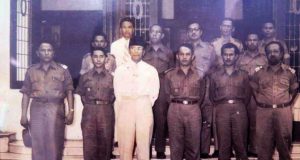 Nani Wartabone (berpakain putih di deretan bawah) - ANTARA