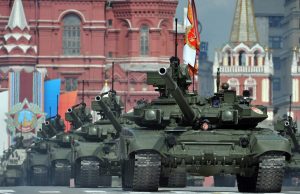 Kendaraan artileri Rusia saat mengikuti parade militer di Saint Petersburg (AFP / OLGA MALTSEVA)