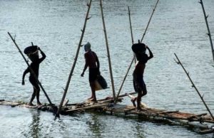 Penambang tradisional meniti jembatan bambu sambil mengangkat keranjang pasir di Sungai Brantas, Kel. Banda Lor, Kediri, Jawa Timur - ANTARA