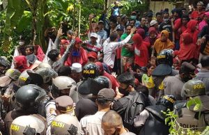 Ratusan warga Desa Wadas, Purworejo memblokade akses jalan dan menolak pertambangan material Bendungan Bener. Aksi ini berakhir bentrok antar kedua pihak. /Foto: BERITA DIY / Bagus Aryo Wicaksono