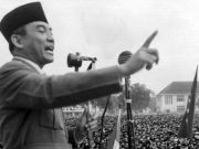 Ir. Sukarno pada saat pidato ditengah puluhan ribu lautan massa. LIFE