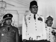 Presiden Soekarno (kanan) didampingi Soeharto dalam sebuah acara kenegaraan di Istana Merdeka pada 1966. (AFP)