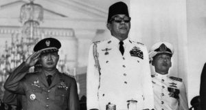 Presiden Soekarno (kanan) didampingi Soeharto dalam sebuah acara kenegaraan di Istana Merdeka pada 1966. (AFP)