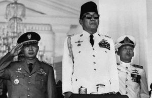 Presiden Soekarno (kanan) didampingi Soeharto dalam sebuah acara kenegaraan di Istana Merdeka pada 1966. (AFP)