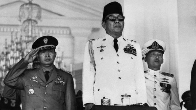 Presiden Soekarno (kanan) didampingi Soeharto dalam sebuah acara kenegaraan di Istana Merdeka pada 1966. (AFP)