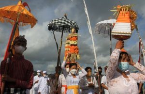 Umat Hindu melakukan upacara Melasti untuk menyucikan diri dari dosa menjelang Hari Raya Nyepi, di Yogyakarta, Minggu (27/2/2022). AFP/DEVI RAHMAN.