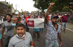 Demonstran Sri Lanka memblokir jalan raya menuntut pengunduran diri pemerintah di Kolombo, Sri Lanka, Minggu, 3 April 2022. (AP PHOTO/ERANGA JAYAWARDENA)