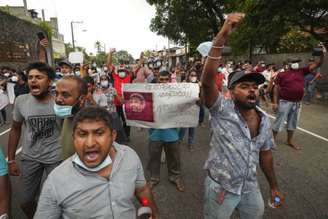 Demonstran Sri Lanka memblokir jalan raya menuntut pengunduran diri pemerintah di Kolombo, Sri Lanka, Minggu, 3 April 2022. (AP PHOTO/ERANGA JAYAWARDENA)