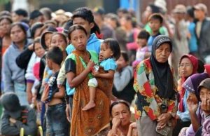 ANTRIAN SEMBAKO: Masyarakat keluarga pra sejahtera berbaris untuk mendapatkan bantuan Rastra.