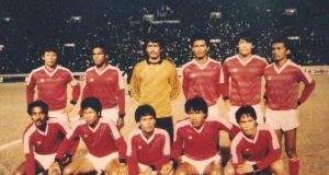 Kiper Timnas Indonesia, Ponirin Meka (berdiri di tengah) - Istimewa