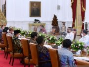 Presiden Joko Widodo menerima Ketua dan Anggota Komisi Pemilihan Umum (KPU) di Istana Merdeka, Jakarta, Senin (30/5) - Antara