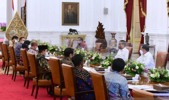 Presiden Joko Widodo menerima Ketua dan Anggota Komisi Pemilihan Umum (KPU) di Istana Merdeka, Jakarta, Senin (30/5) - Antara