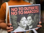 Seorang demonstran memegang poster saat protes pencalonan presiden Ferdinand “Bongbong” Marcos Jr., putra mendiang diktator Ferdinand Marcos, di Komisi Hak Asasi Manusia, di Kota Quezon, Metro Manila, Filipina. (Foto: Reuters)