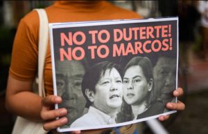 Seorang demonstran memegang poster saat protes pencalonan presiden Ferdinand “Bongbong” Marcos Jr., putra mendiang diktator Ferdinand Marcos, di Komisi Hak Asasi Manusia, di Kota Quezon, Metro Manila, Filipina. (Foto: Reuters)