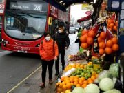 Masyarakat mengunjungi pedagang di pinggir jalan kota London, Inggris - REUTERS