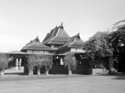 Kampus Technische Hoogeschool te Bandoeng (sekarang Institut Teknologi Bandung). Barakgebouw A (Aula Barat) dilihat dari plaza gerbang dalam. Foto diambil tahun 1936.