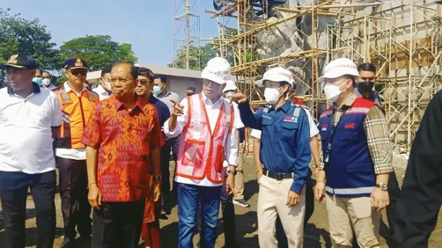 enteri Perhubungan Budi Karya Sumadi bersama Gubernur Bali mengecek progres pembangunan Pelabuhan Sanur, Bali pada Sabtu (4/6) - Detik