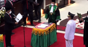 Mayjen (purn) Achmad Marzuki (putih) resmi menjadi Penjabat (Pj) Gubernur Aceh melalui pelantikan yang diselenggarakan di dalam Rapat Paripurna DPR Aceh, Rabu (6/7/2022).
