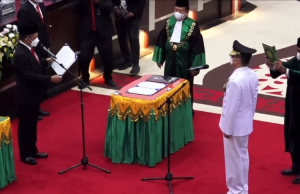 Mayjen (purn) Achmad Marzuki (putih) resmi menjadi Penjabat (Pj) Gubernur Aceh melalui pelantikan yang diselenggarakan di dalam Rapat Paripurna DPR Aceh, Rabu (6/7/2022).