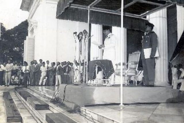 Presiden Soekarno membacakan Dekrit 5 Juli 1959 (Kementerian Penerangan)