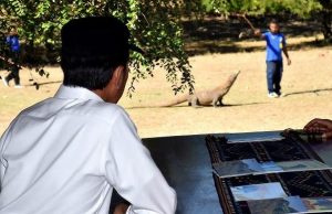 Presiden Jokowi menyaksikan satwa komodo di Pulau Rinca dalam kunjungan ke Taman Nasional Komodo pada 11 Juli 2019. (Tangkapan Layar Youtube Sekretariat Presiden)